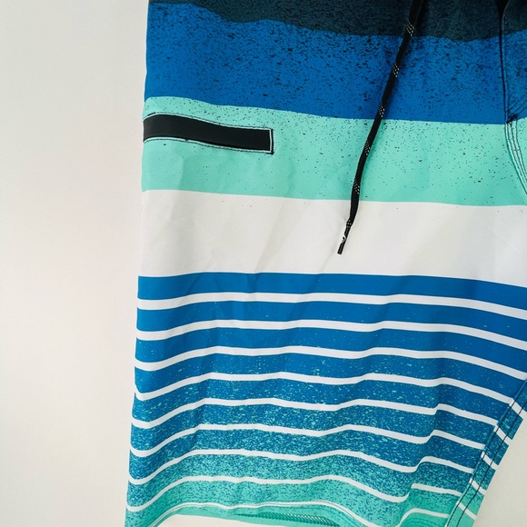 QUIKSILVER MENS SZ 34 BLUE STRIPED SURFING SWIMMING BOARD SHORTS - Picture 3 of 6